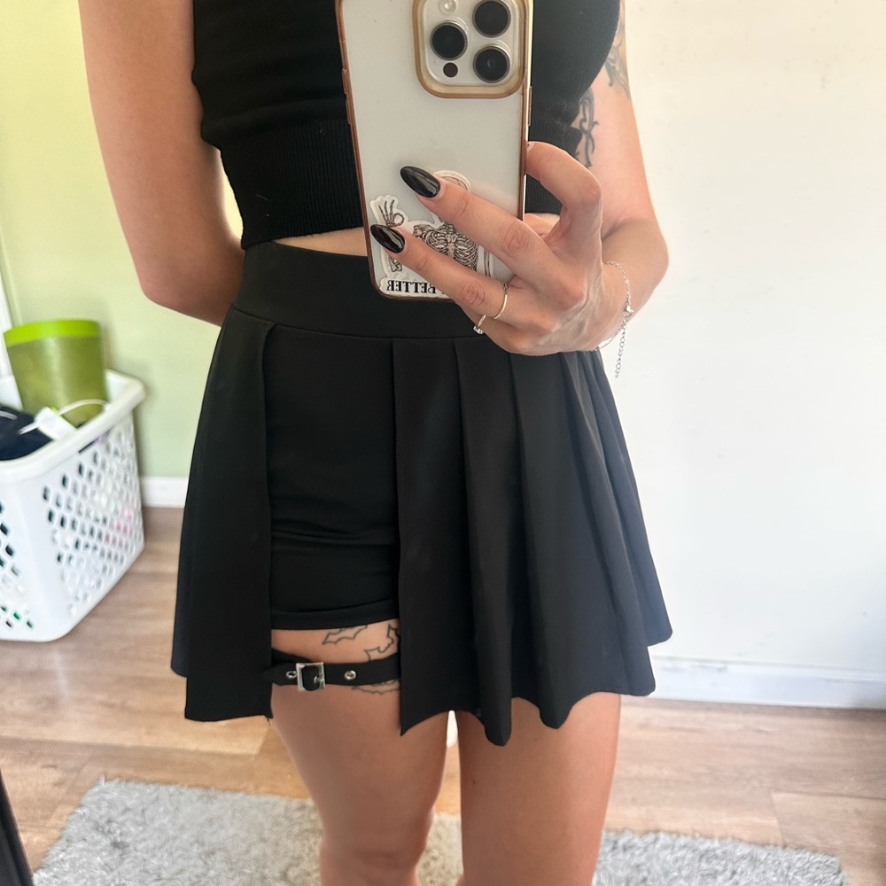 HALARA Black Skirt with Strap Accent
